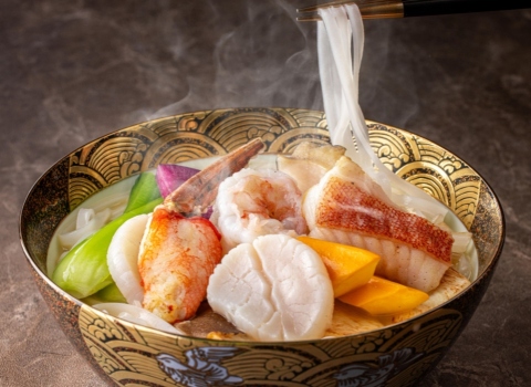 広東式フォー 海鮮と八ヶ岳麦芽赤鶏濃厚スープ