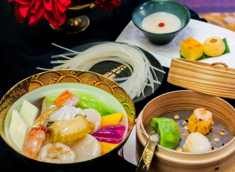 広東式フォー 海鮮と八ヶ岳麦芽赤鶏濃厚スープ