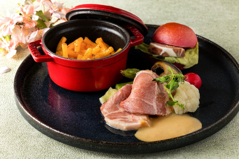 春らしい色合いのアペタイザーやデザート