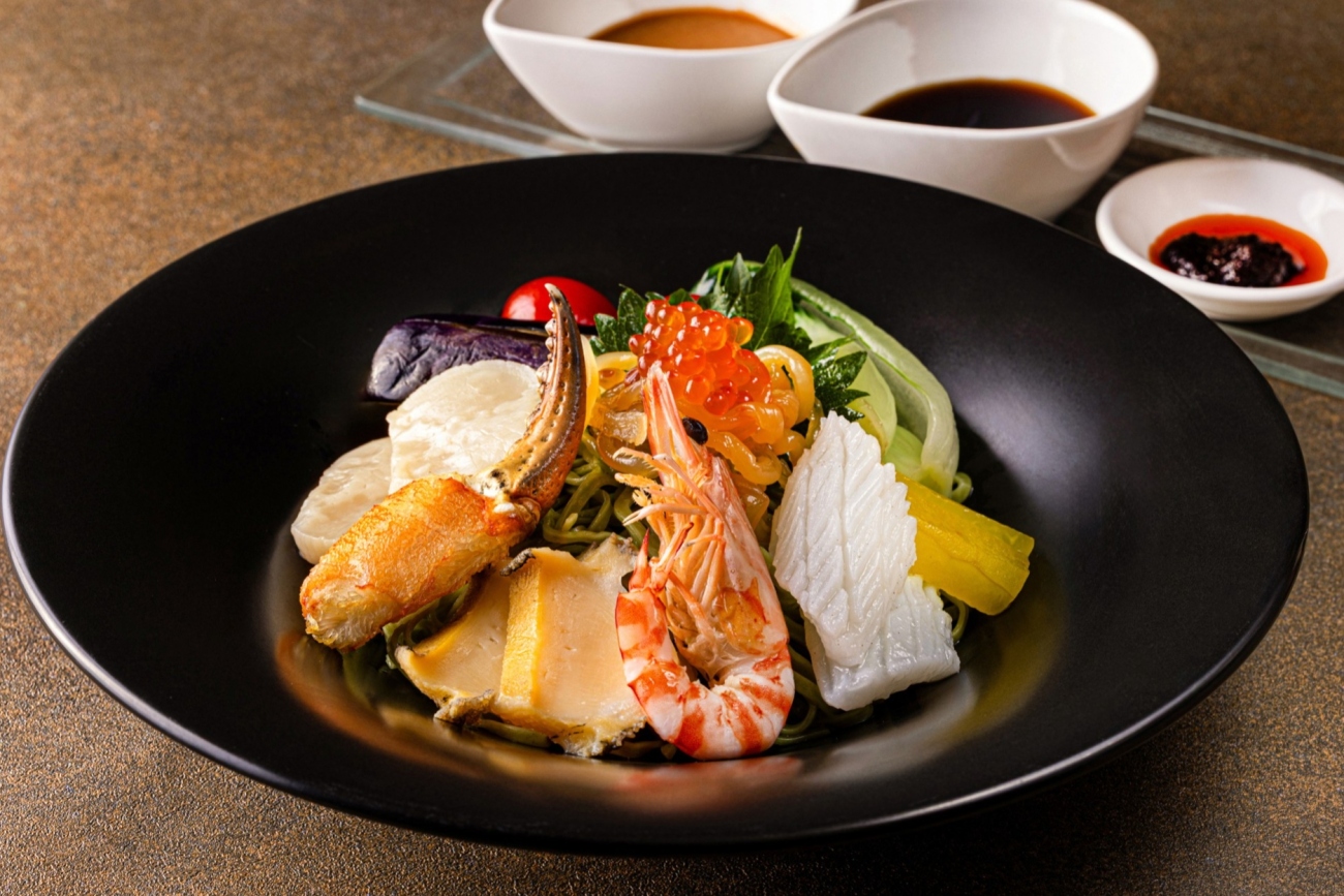 具材たっぷり海鮮冷麺