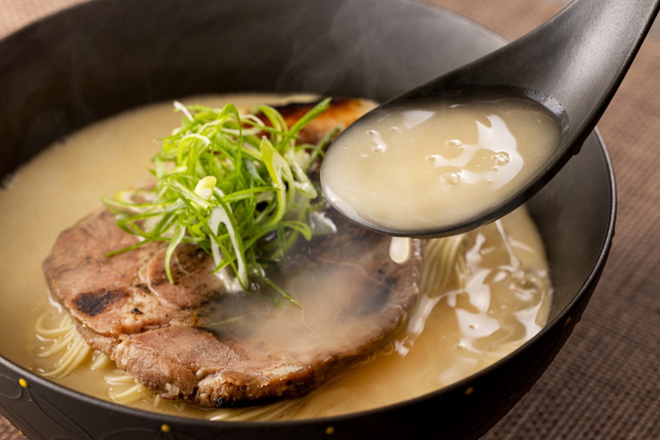 有田焼の器に盛られた横浜ベイシェラトンホテルの濃厚鶏白湯ラーメン花鶏