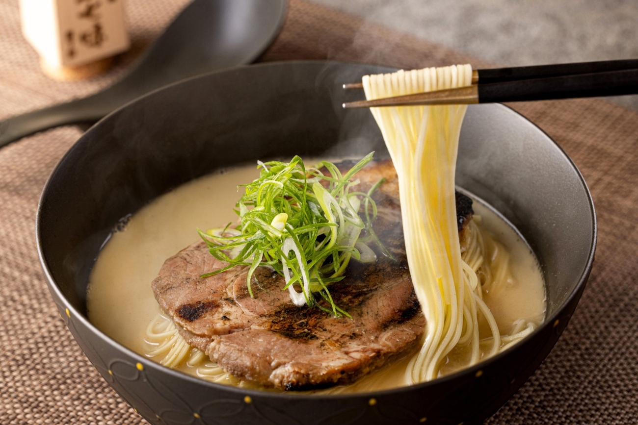 有田焼の器に盛られた横浜ベイシェラトンホテルの濃厚鶏白湯ラーメン花鶏