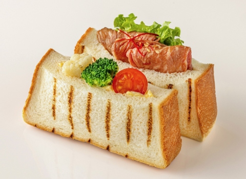 香ばしい焼き目が入った食パンに、彩り豊かな赤卵のたまごサラダ・ブロッコリーと、具だくさんでジューシーなローストビーフ・牛蒡サラダを贅沢に挟んだ2種サンドイッチ