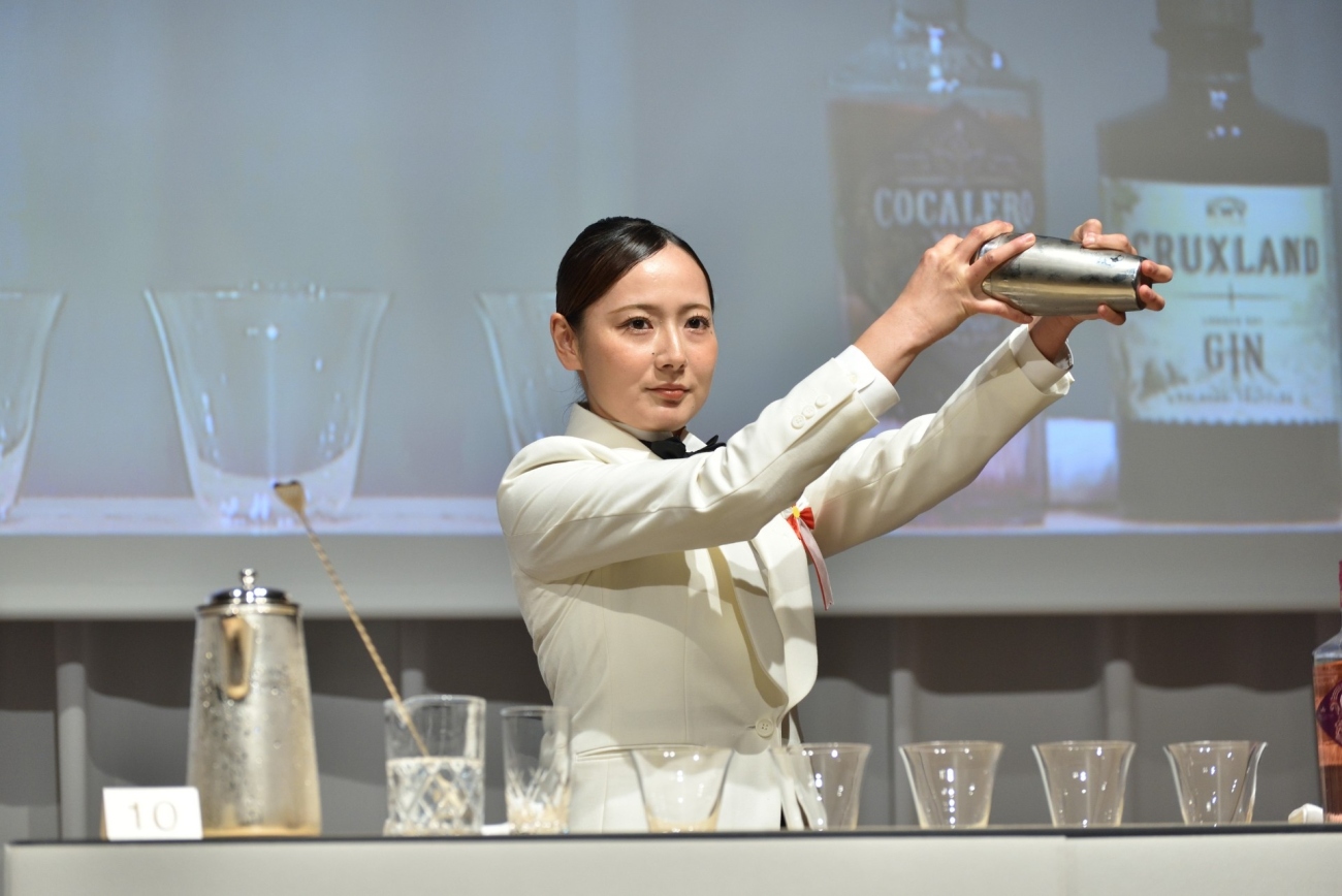 横浜ベイシェラトン ホテル&タワーズ スカイラウンジ「ベイ・ビュー」のバーテンダー賓野愛がカクテルを作る様子
