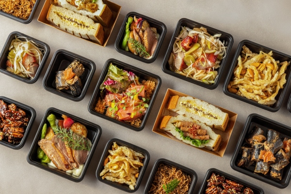 本格惣菜ブランド「Sheraton Deli（シェラトン・デリ）」の各種テイクアウトお惣菜が木目のテーブルに並ぶ集合写真