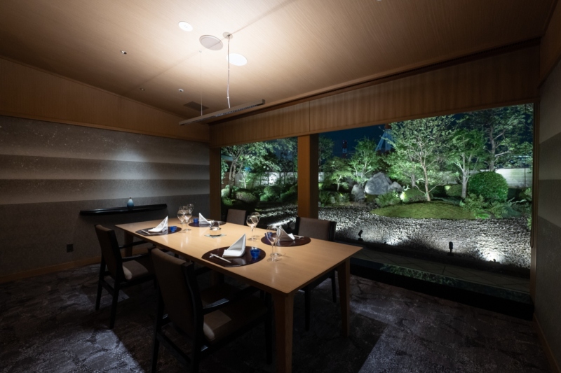 横浜ベイシェラトン ホテル 8階 日本料理「木の花」の美しい日本庭園を望む和風個室の内観
