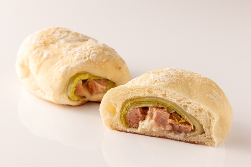 アンチョビバター風味のキャベツとベーコンを包み込んだパンシューの断面