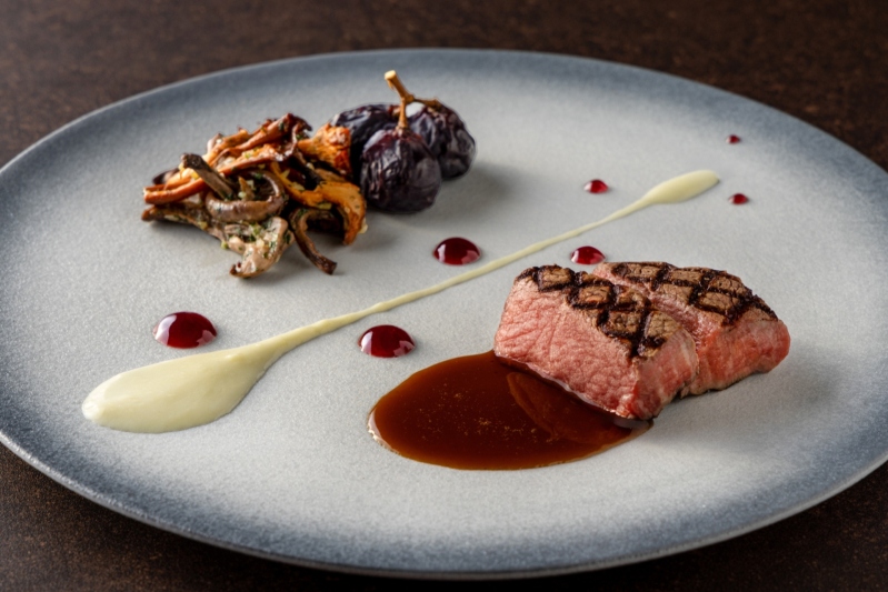 鈴木時生シェフの肉料理「前沢牛フィレ肉のグリエ 　フランス産キノコのア・ラ・ボルドレーズ 赤ワインソース」