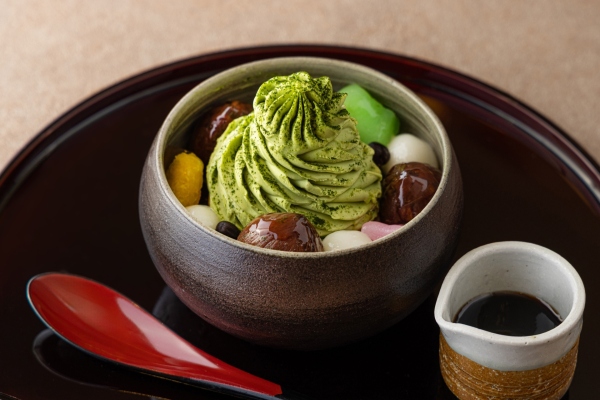横浜ベイシェラトン ホテル&タワーズのラウンジ「シーウインド」で提供する秋の新作、抹茶ソフトと栗を盛り付けたマロンあんみつ
