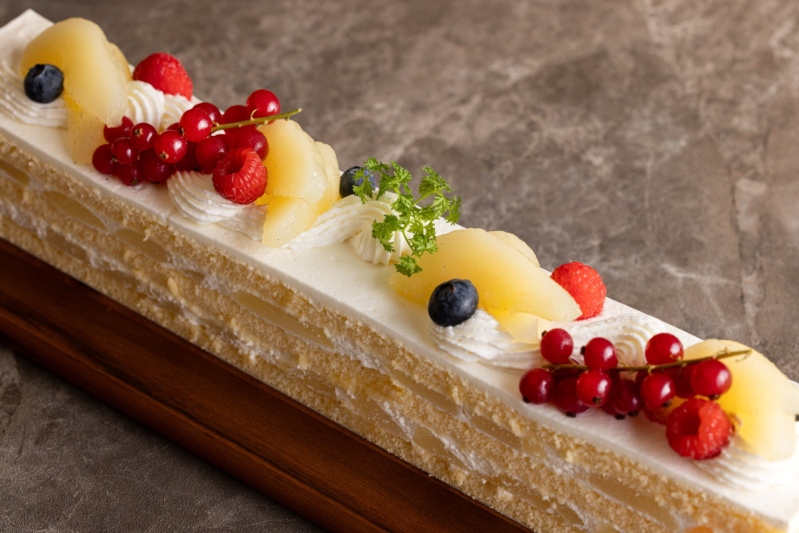 洋梨をのせた秋を感じるショートケーキ