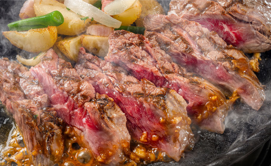 画像：石焼バベットステーキ リエージュ風サラダ添え