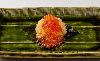 画像：寿司いくらの海苔包み