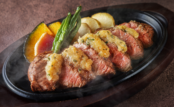 石焼のバヴェットステーキ 柚子胡椒風味のオニオンコンフィと雅ソース