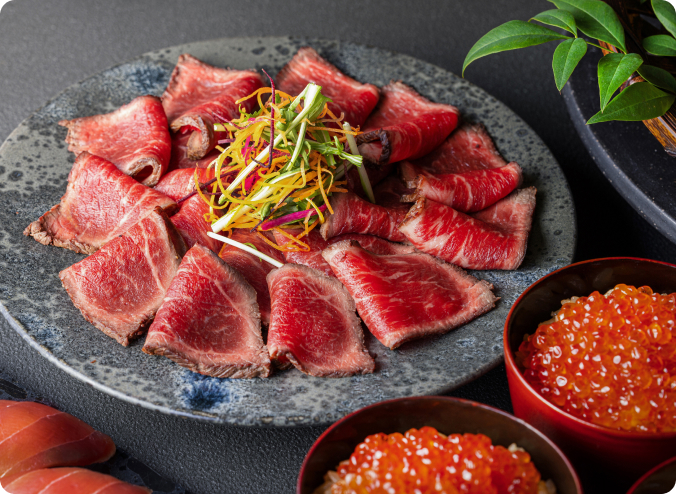 画像：北海道産黒毛和牛e-びーふのタタキ アイヌネギとオリーブのコンディマン