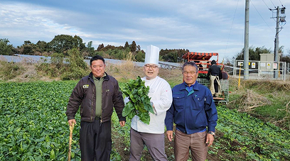 四位農園の関係者とシェフ