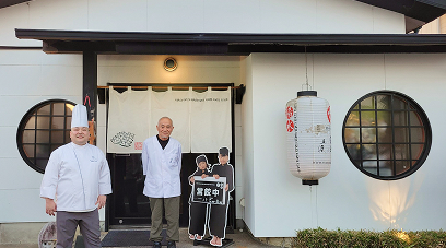 シェフが魚を手に持つ様子