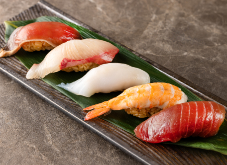 黒瀬ぶり・カツオを含む赤酢を使用したお寿司