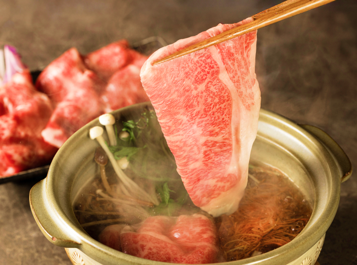 宮崎牛のしゃぶしゃぶを鍋で調理している様子