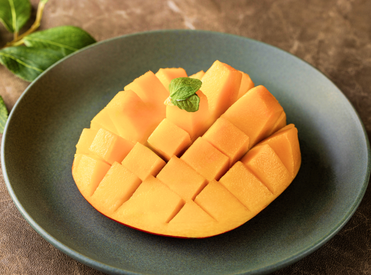 カットされたフレッシュマンゴーの盛り付け