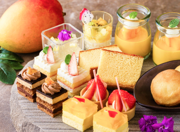 マンゴーデザートやケーキなどの盛り合わせ