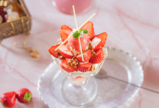 画像：ラウンジ「シーウインド」ストロベリーパフェ